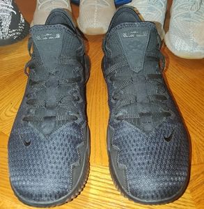 Labron 16 Low Triple Black